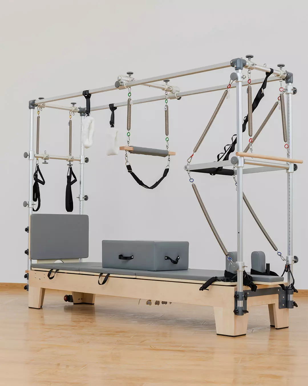 Pilates Reformer in legno di quercia + Combo Tower in alluminio - pelle microfibra nera